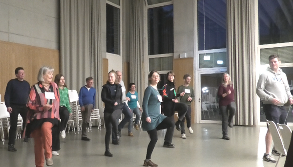 Zum Abschluss des Tages tanzen Teilnehmende